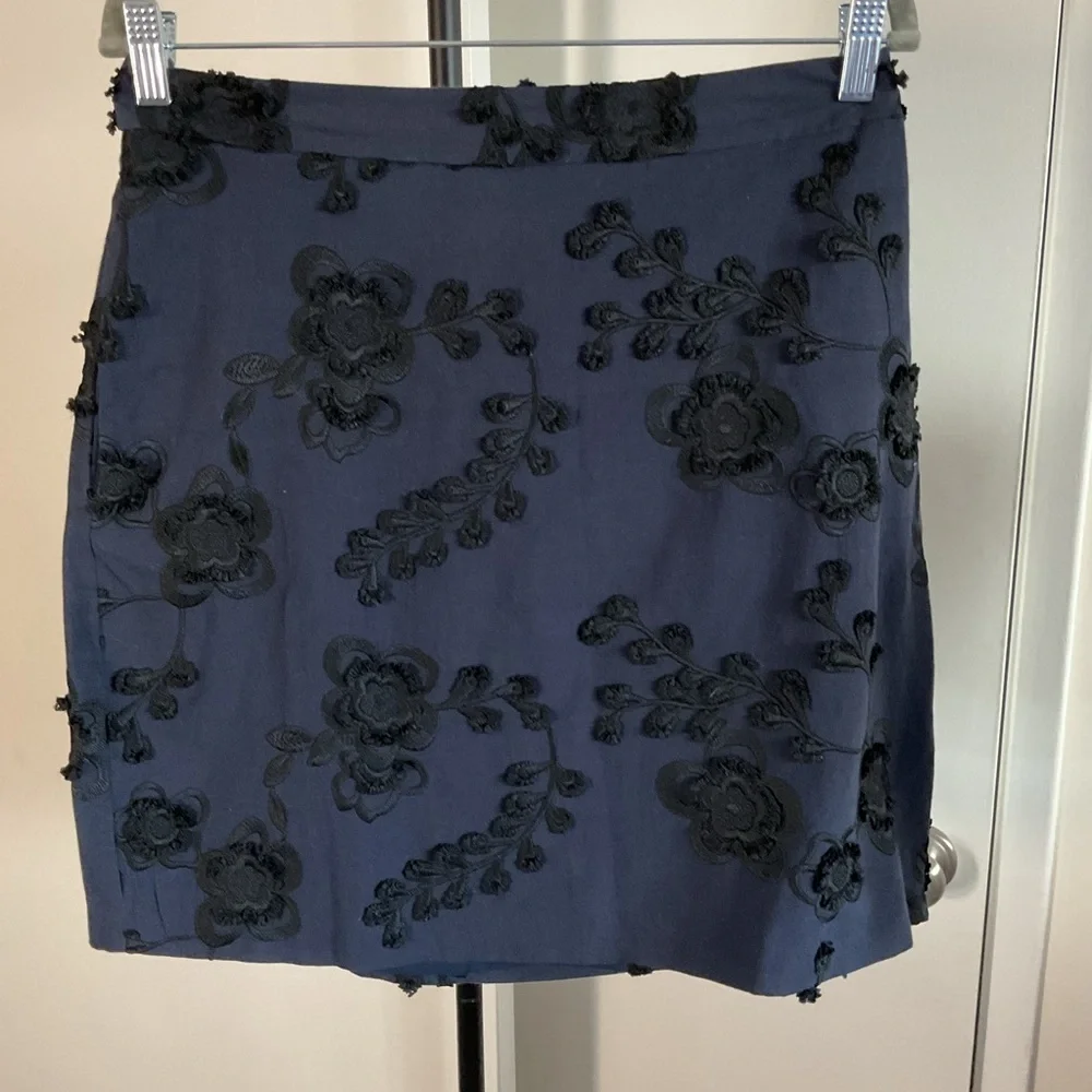 Banana Republic Navy Blue Black Floral Embroidered Cotton Mini Skirt 10 - Picture 2 of 4